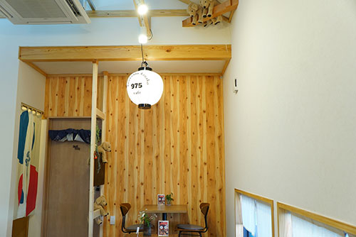 店内あちこちにきな粉色の犬