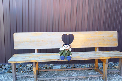 くり抜きハートのベンチ