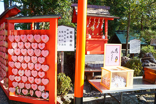 ハートの絵馬が並ぶ三光稲荷神社