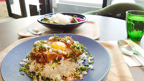 青柳総本家のカフェ willowsの和風スパイスの香味カレー