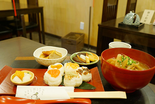 壽俵屋犬山井上邸の豚汁とハートのおにぎりセット