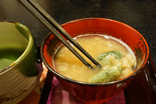 白あずきのぜんざいはよもぎ餅入り