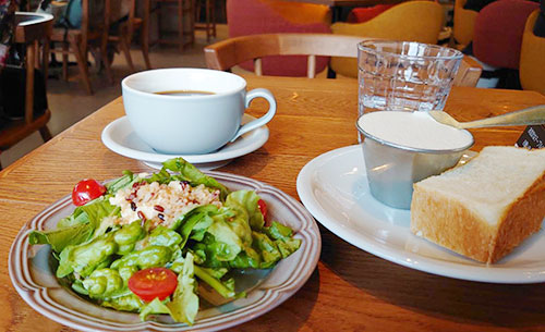 トリュフオムレツにサラダとドリンクもセット