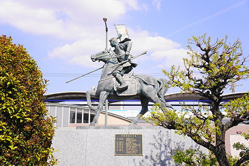 あおなみ線の荒子駅前の前田利家像