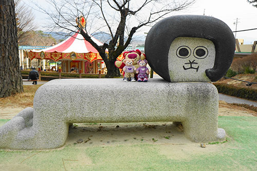 岡崎南公園のオカザえもんのベンチ