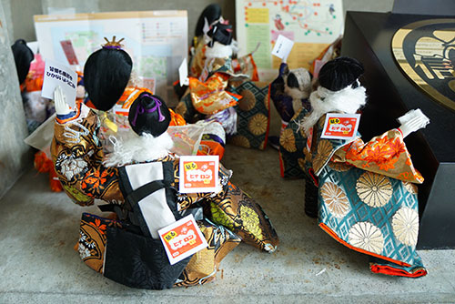 ヒナロン貼ってお掃除中の福よせ雛