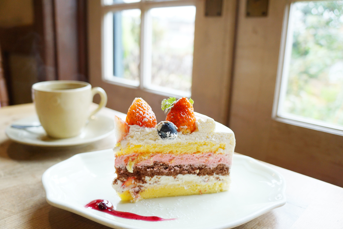 ３色の層のいちごのケーキ