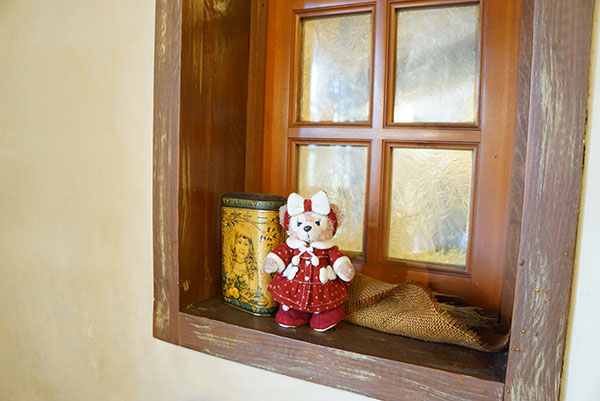 カフェの窓辺でマイシェリーメイちゃん記念撮影