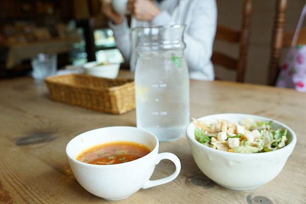 ランチセットにはスープとサラダ付き