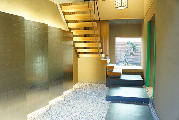 二階のお店に行くのに、一階の最初の扉を開けると