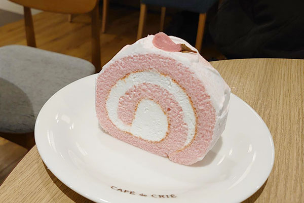 桜のロールケーキ