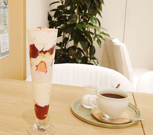 スリムで背が高いパフェ