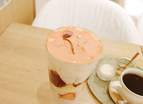 桜花の塩漬けがトッピングされています