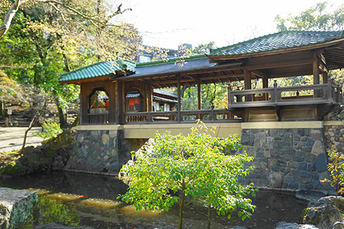 白雲橋は北庭園のシンボル
