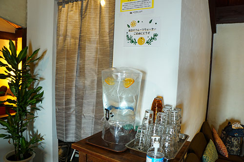 お水はセルフで