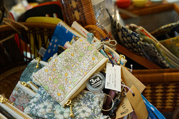 キーリール付の小さなポーチ