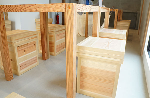 茶箱が椅子および手荷物入れ