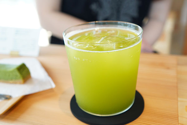 とてもきれいなグリーンの水出し茶