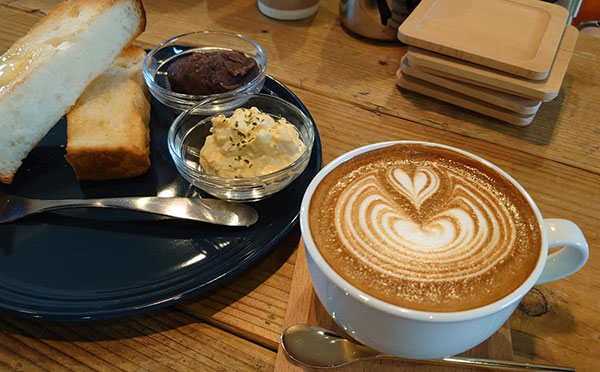 トーストとラテアート