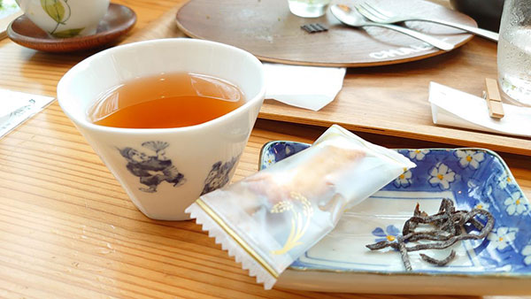 口休めにほうじ茶とおかきも~