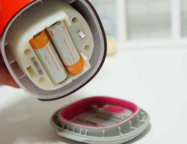 電池を入れます