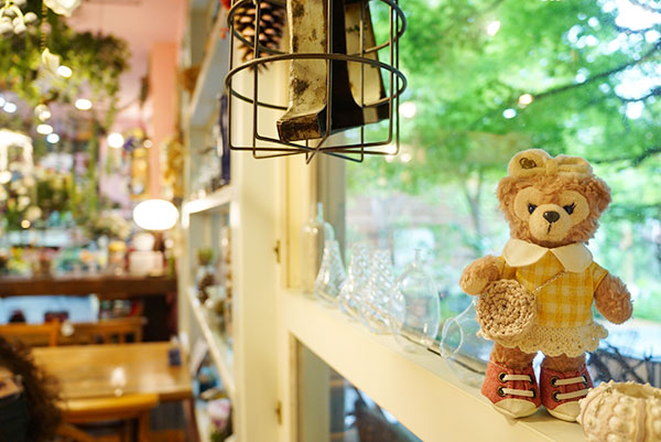 店内のデコレーションに入り混じるマイシェリーメイ