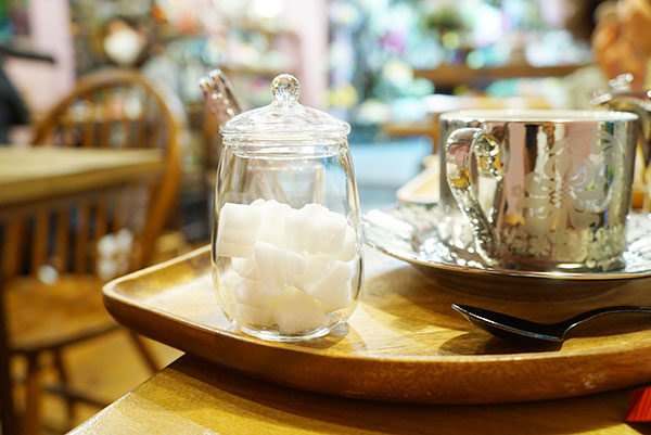 シュガーポットやティーポットも素敵