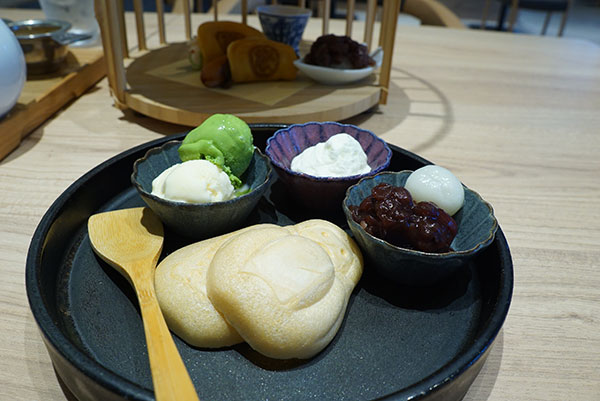 自分であんをはさんで食べる最中