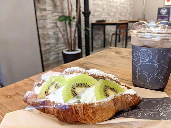 サクサクのクロワッサンサンドが美味なCOLOR