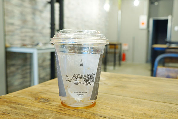 人魚のイラストのドリンクカップ