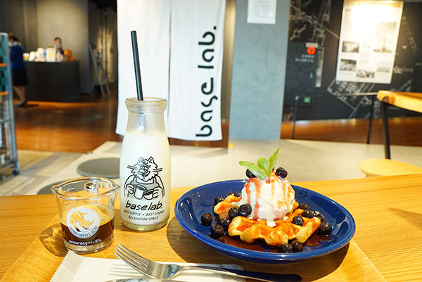 クロッフルと牛乳瓶のミルクコーヒーを