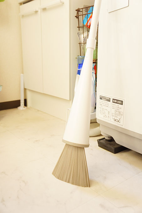 カインズの自立するホウキ