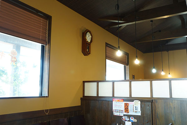 壁には昔ながらの時計