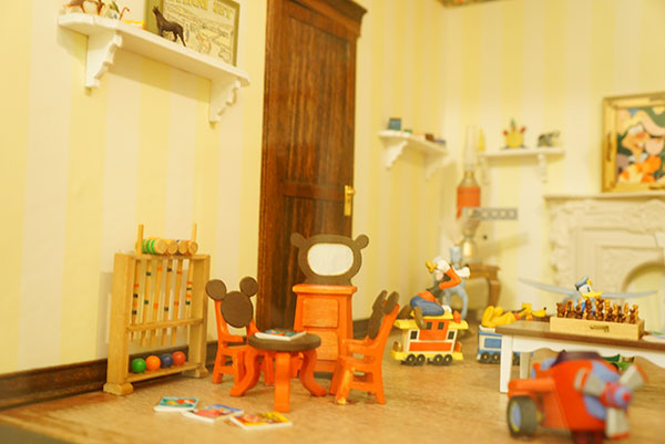 ミッキーでデザインのミニチュア家具