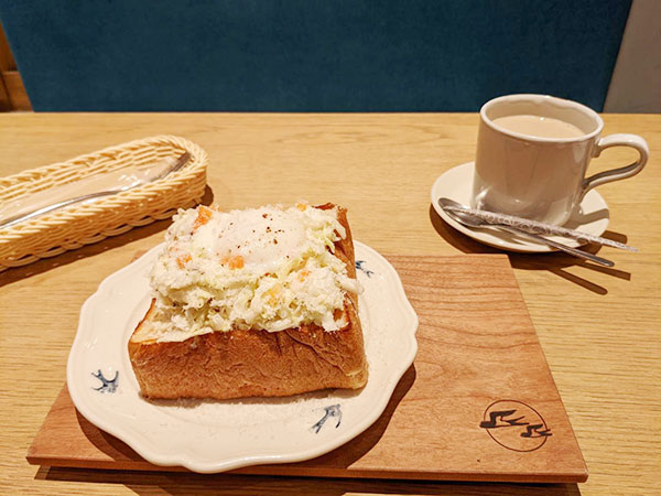 春キャベツとアンチョビマヨネーズの巣ごもり風厚切りトースト