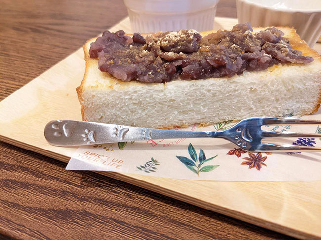 足形デザインのフォークもかわいい