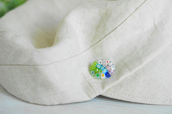 帽子にブローチ