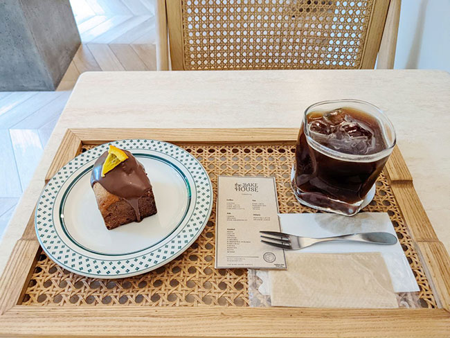 チョコレート＆オレンジのマフィンとアイスコーヒー