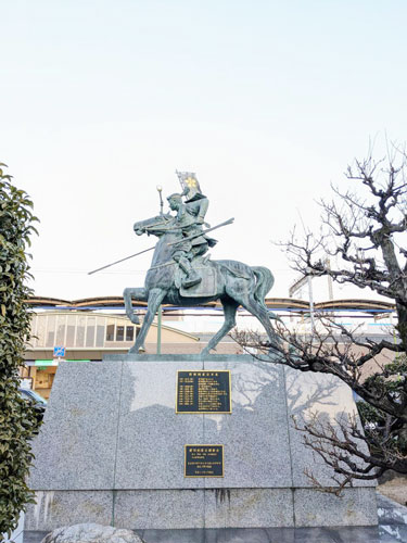 あおなみ線荒子駅まえの利家像