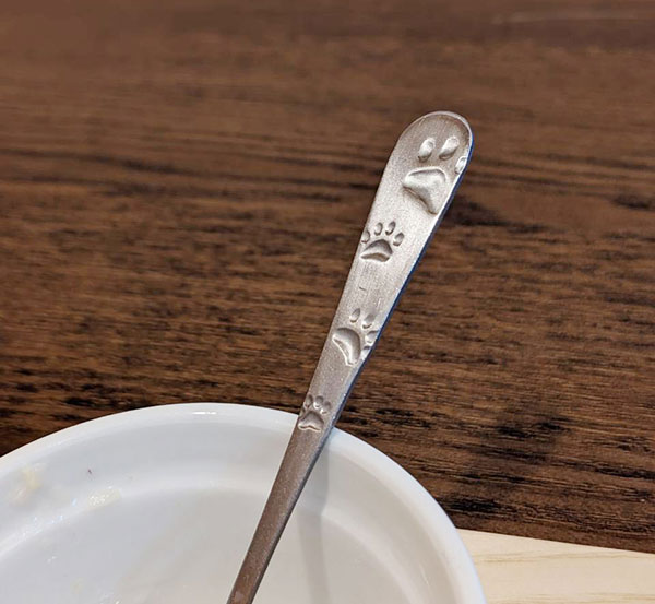 フォークの持ち手には犬の足形