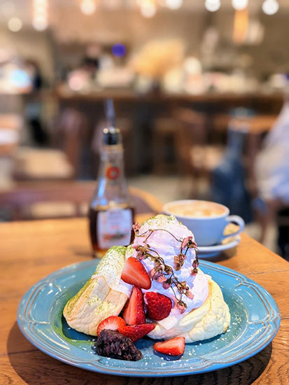 桜と苺の春爛漫パンケーキ