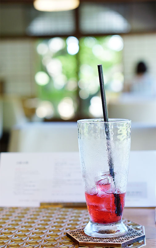 ドリンクはたっぷりとお代わりできる