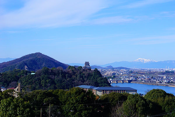 本堂まで上がると、眺めがよく犬山城が見えます