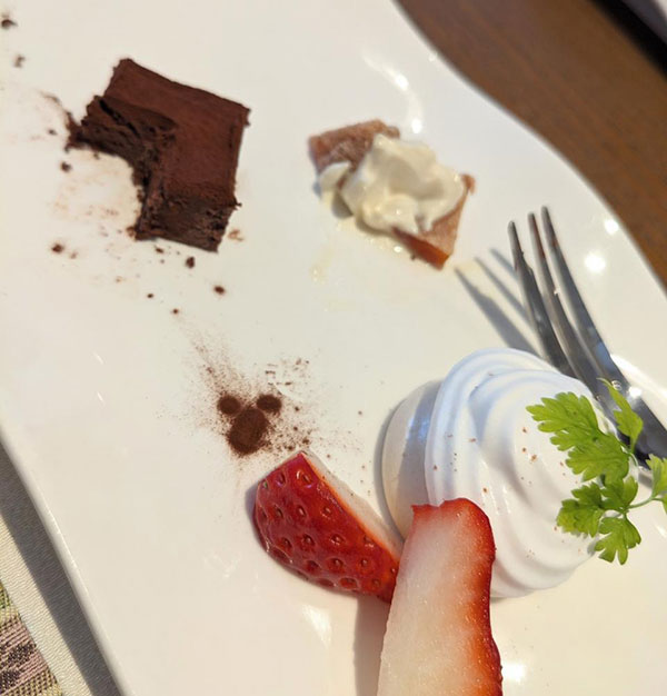 パウダーがお皿の上でこぼれてミッキー形に（笑）