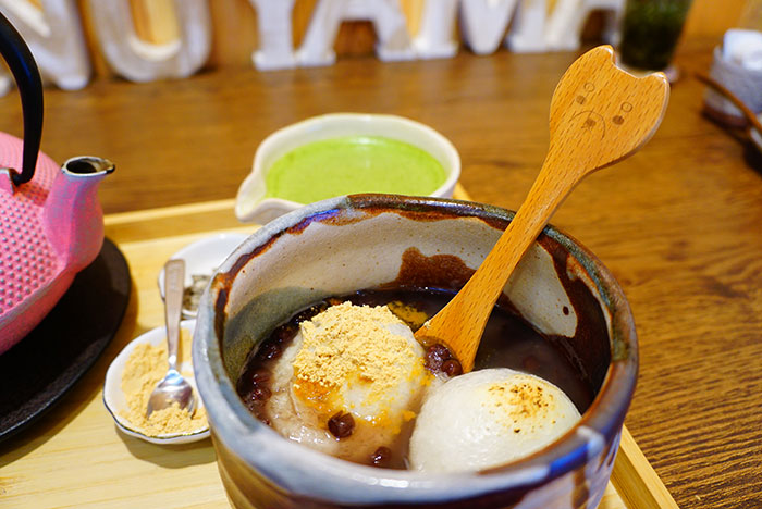 お餅が二つ入った抹茶ぜんざい