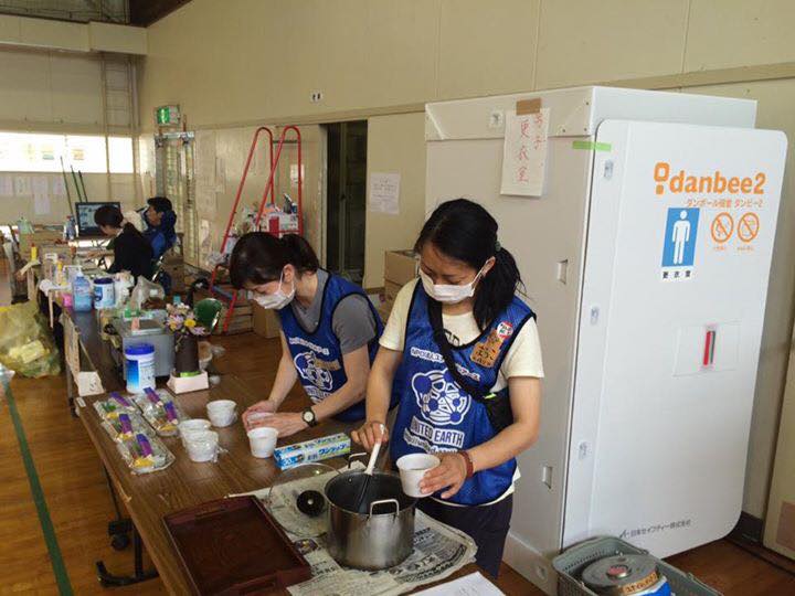 拠点での食事準備の模様