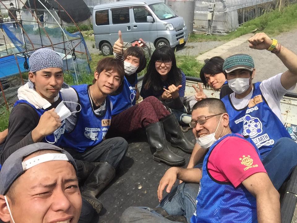 活動中の写真。イチゴ農園にて。