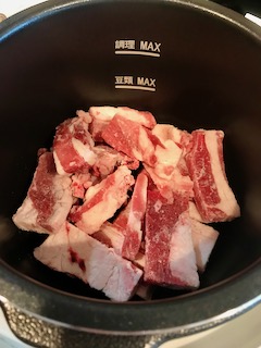 f:id:kumao130z:20200627160726j:plain 冷凍牛すじ肉を入れます。