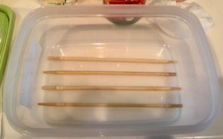 タッパの底に割り箸を数本、間隔を開けて敷いてセロテープで留めます