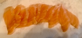 サーモンに塩をしてキッチンペーパーで包みます